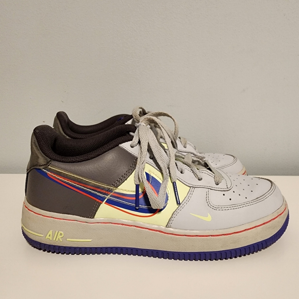 NIKE AIR FORCE 1 LV8 SIZE BOYS 6Y